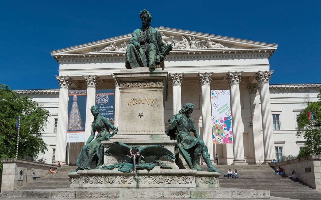 Pomnik poety Janosa Aranyego przed Muzeum Narodowym w Budapeszcie, z klasyczną fasadą budynku w tle