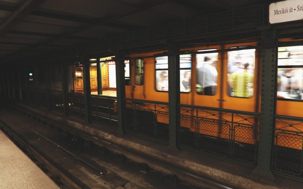 Stacja metra w Budapeszcie z żółtym pociągiem