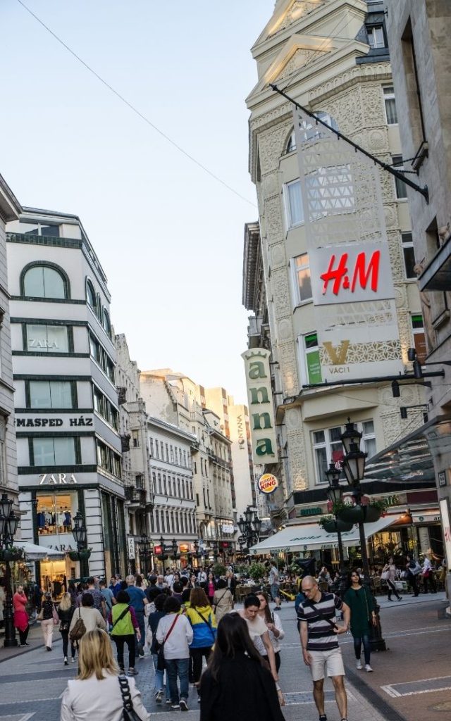 Szyldy sklepów na zatłoczonej ulicy Vaci Utca w Budapeszcie