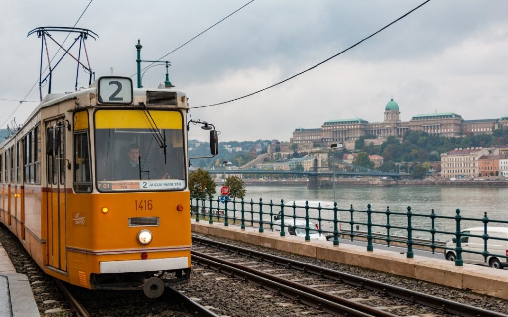 Tramwaj numer 2 jadący wzdłuż Dunaju w Budapeszcie, z widokiem na Zamek Królewski na Wzgórzu Zamkowym