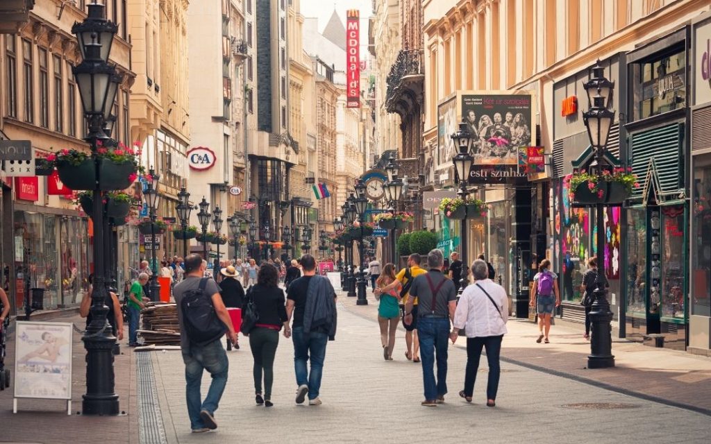 Widok na deptak z kamienicami na Vaci Utca w Budapeszcie