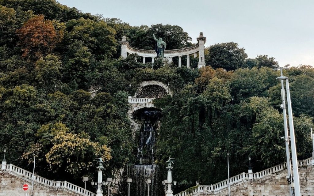 Widok na monument z Cytadeli w Budapeszcie
