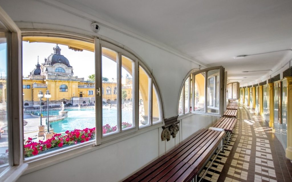 Widok na zewnętrzny basen przez okno term Szechenyi w Budapeszcie