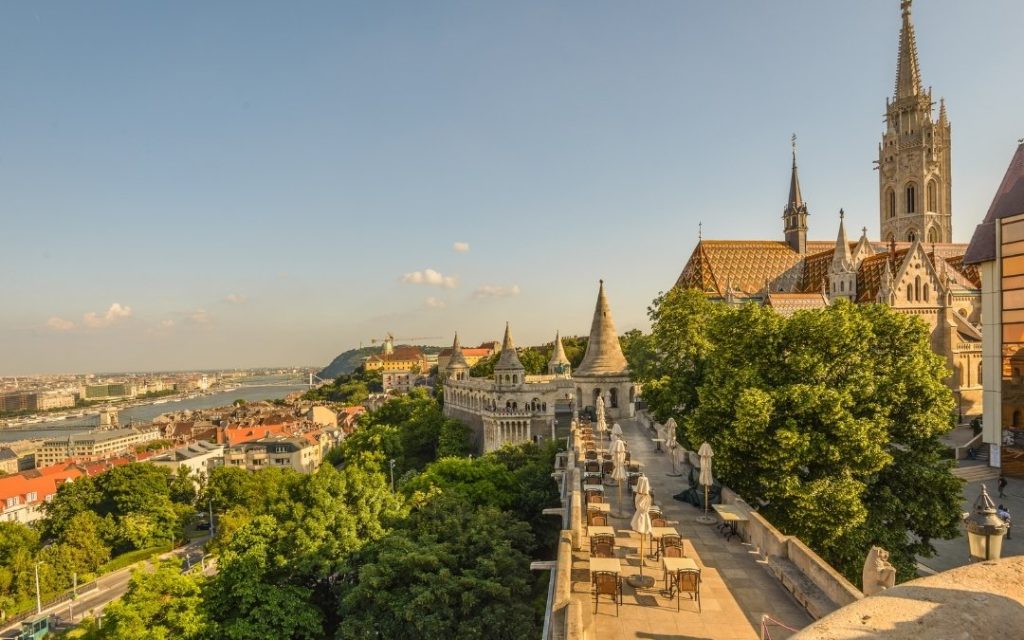 Wzgórze Zamkowe w Budapeszcie podczas zachodzącego słońca
