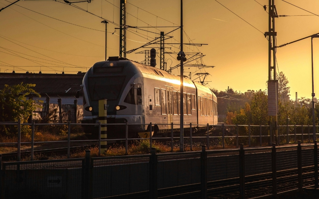 Zachód słońca na stacji kolejowej w Budapeszcie