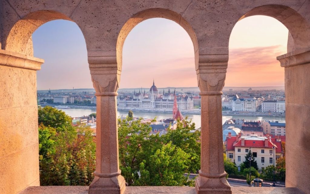 Zachód słońca widziany z Baszty Rybackiej w Budapeszcie