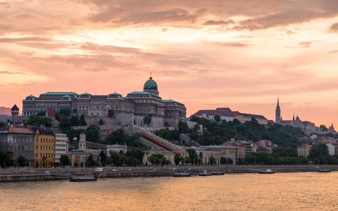 Zamek Królewski widziany z drugiego brzegu Dunaju w Budapeszcie