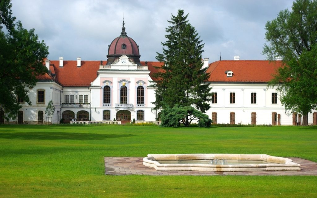 Zamek królewski w Godollo - widok na zieleń