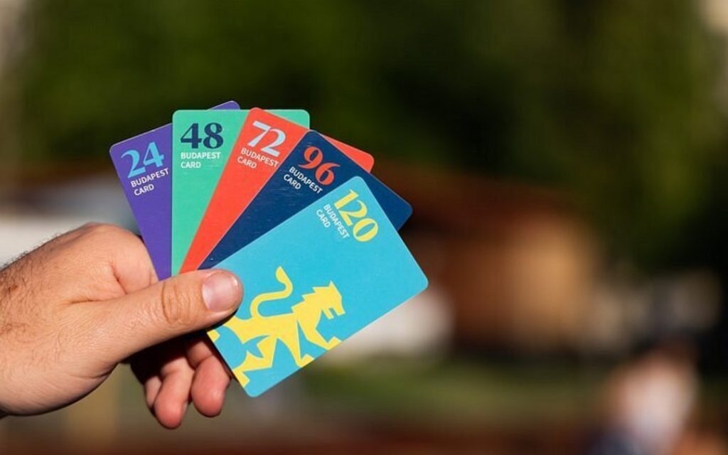 Zestaw kolorowych kart Budapest Card na 24, 48, 72, 96 i 120 godzin, trzymanych w dłoni
