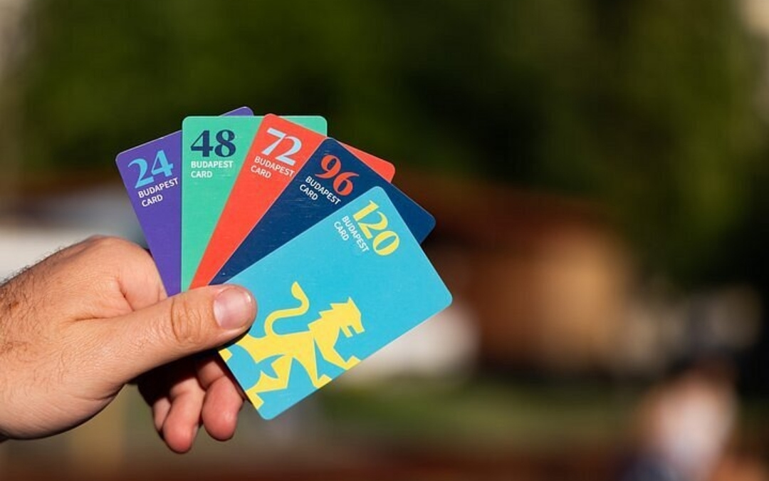 Zestaw kolorowych kart Budapest Card na 24, 48, 72, 96 i 120 godzin, trzymanych w dłoni