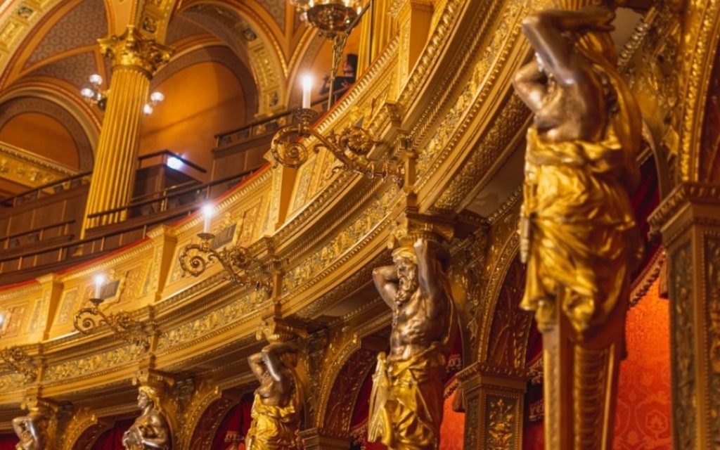 Złote detale na widowni Węgierskiej Opery Narodowej