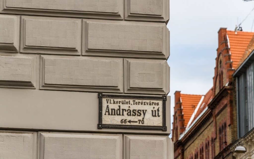 Znak na budynku wskazujący Aleję Andrassyego