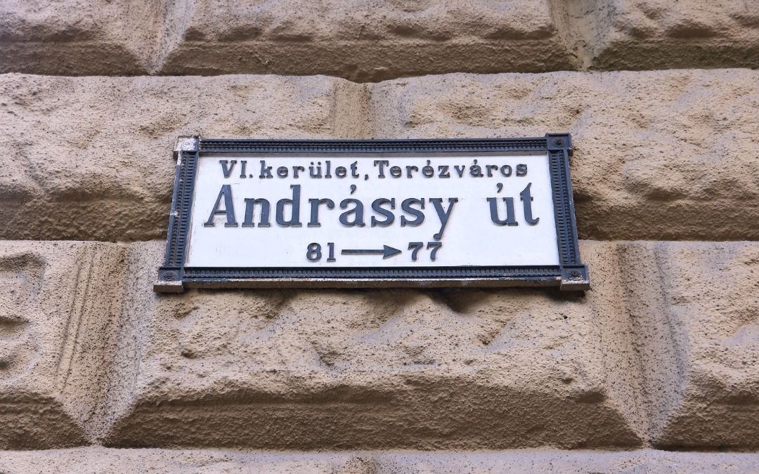 Znak pokazujący Aleję Andrassyego na kamienicy w Budapeszcie