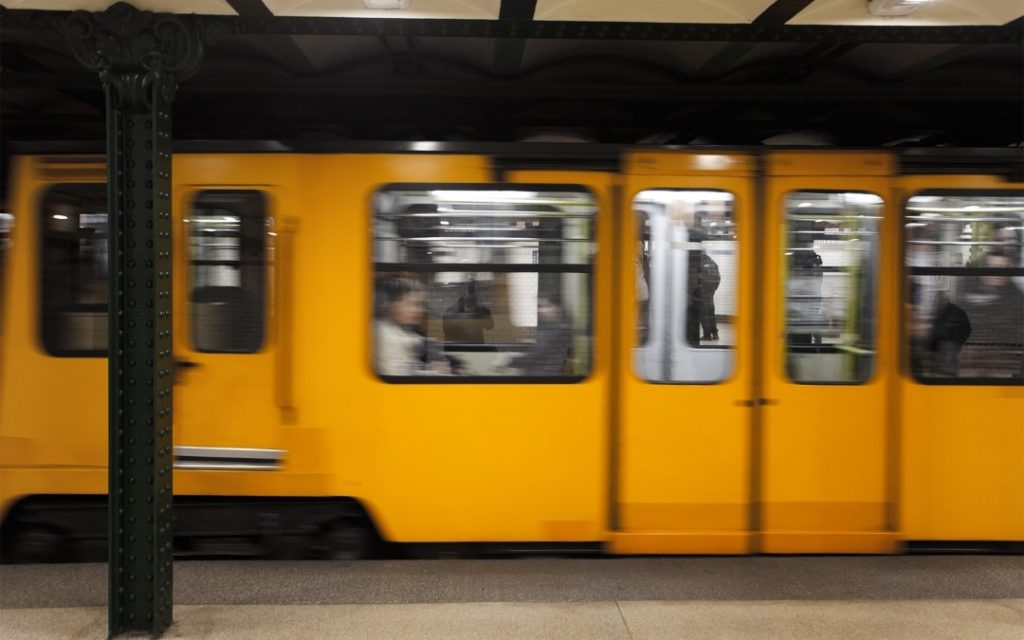 Żółta linia metra w Budapeszcie - przejeżdżający pociąg