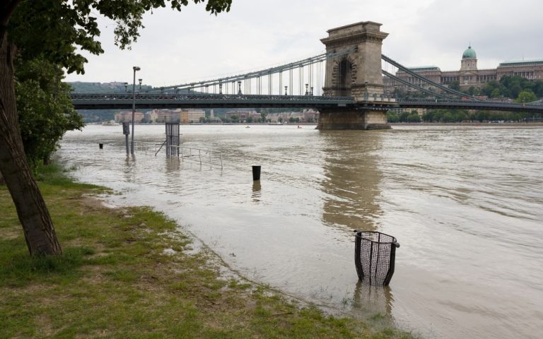 Wylewający Dunaj z panoramą Budapesztu i Mostem Łańcuchowym w tle