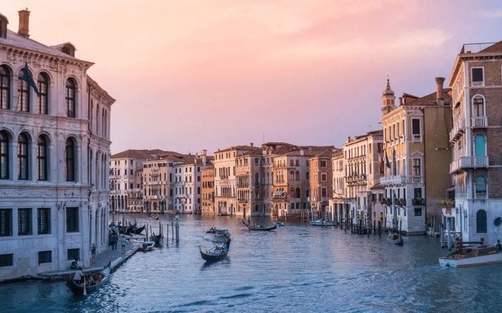 Canal grande otoczony malowniczymi weneckimi budynkami