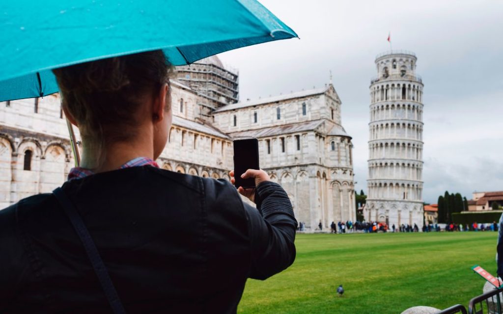 Deszczowa scena przy Piazza dei Miracoli