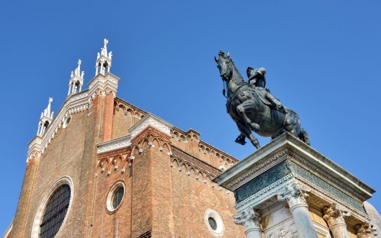 Fasada bazyliki Santa Maria dei Frari w Wenecji oraz konny pomnik kondotiera Bartolomeo Colleoniego.