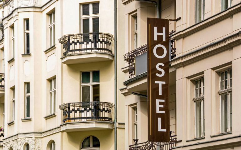 Fasada budynku z szyldem hostelu