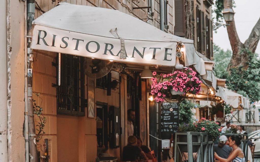 Fasada restauracji z napisem ristorante na markizie