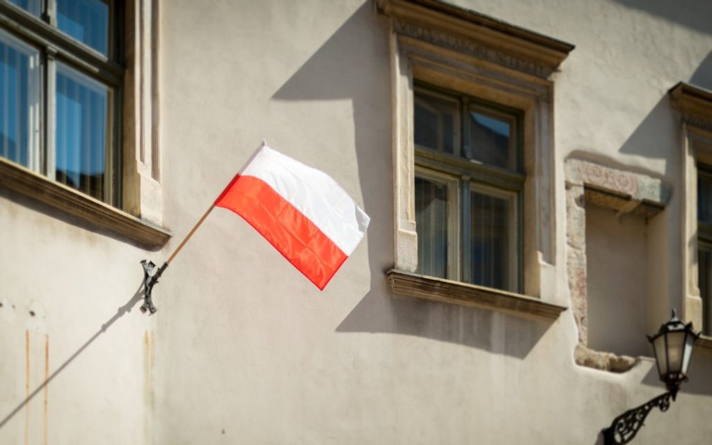 Flaga Polski na fasadzie budynku