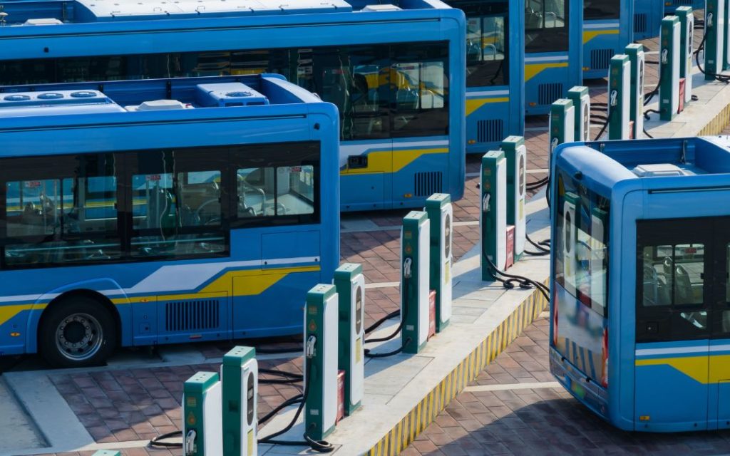 Flota elektrycznych autobusów na stacji ładowania