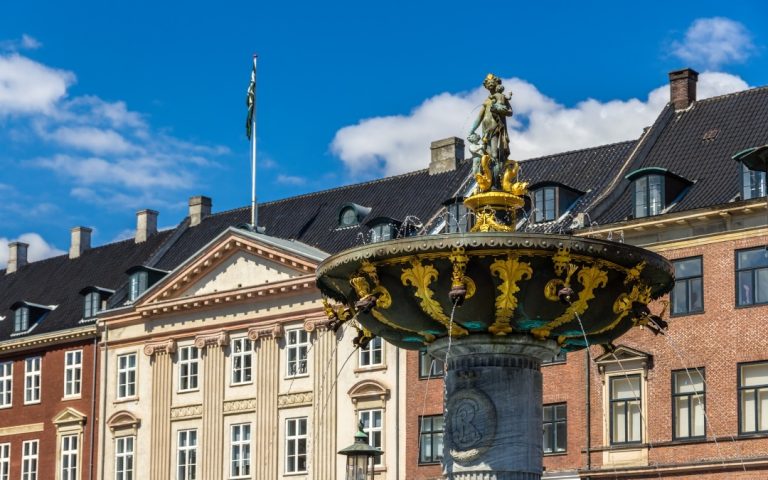 Fontanna Caritas na placu Gammeltorv w Kopenhadze