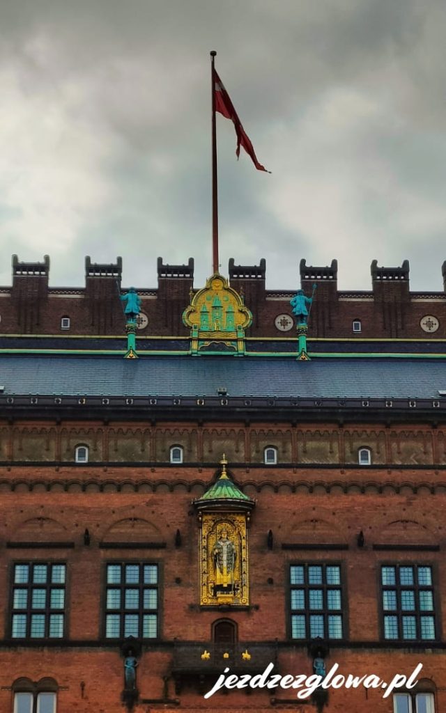 Front Ratusza w Kopenhadze z duńską flagą na szczycie wieży