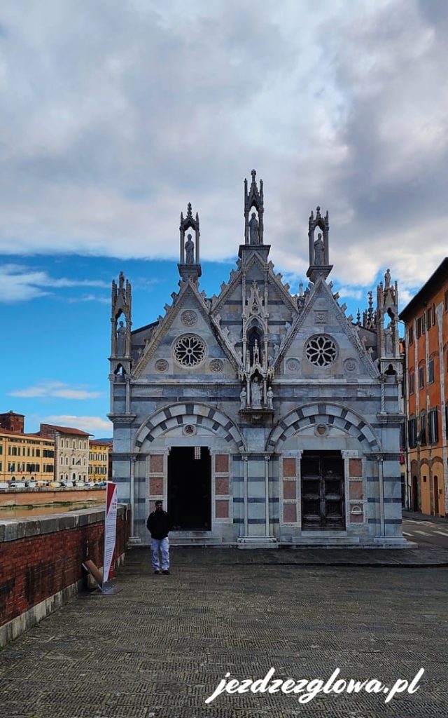 Front kościoła Santa Maria della Spina w Pizie
