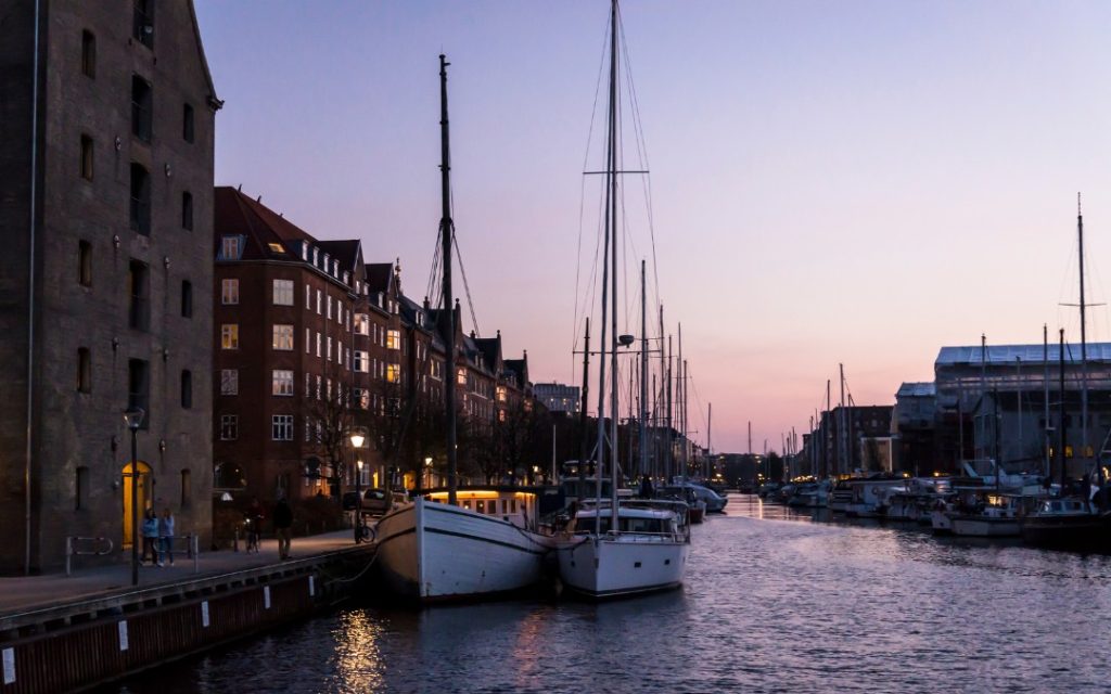 Kanał Christianshavns Kanal w dzielnicy Christianshavn w Kopenhadze