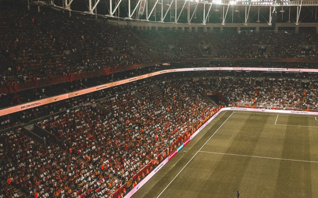 Kibice na trybunach stadionu