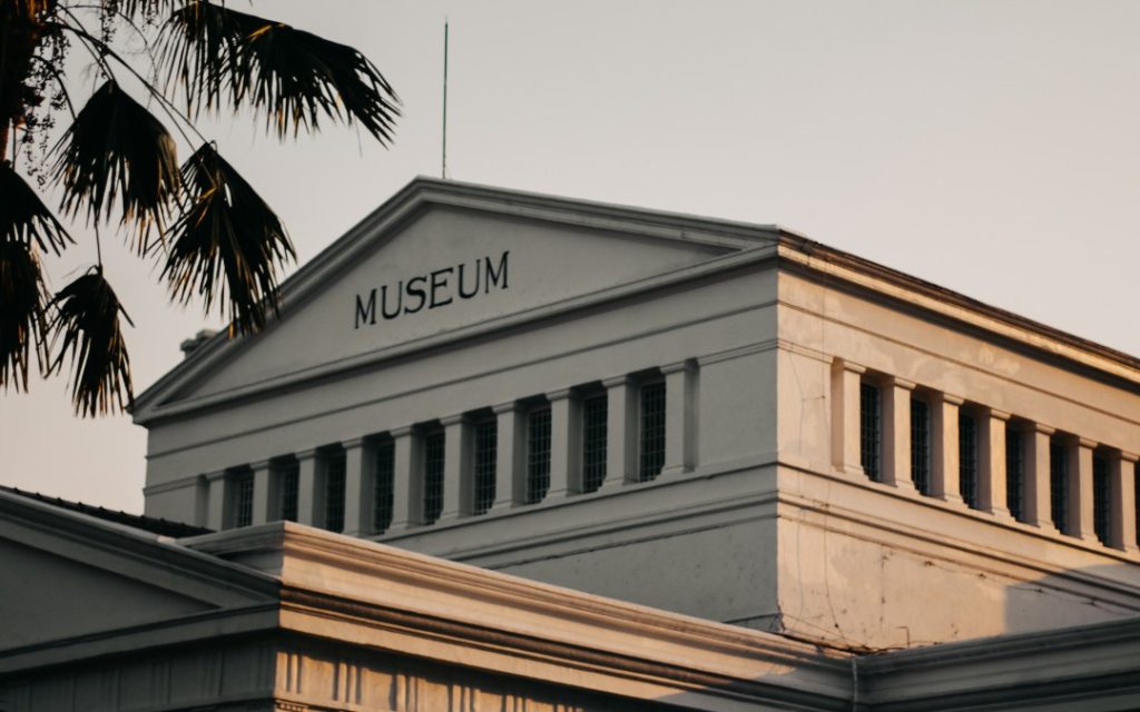 Klasycystyczny budynek muzeum o białej fasadzie