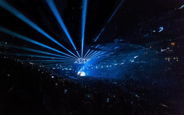 Koncert na nowoczesnej hali widowiskowej