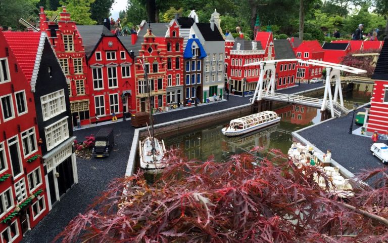 Miniaturowy model miasta zbudowany z klocków LEGO w parku rozrywki LEGOLAND Billund w Danii