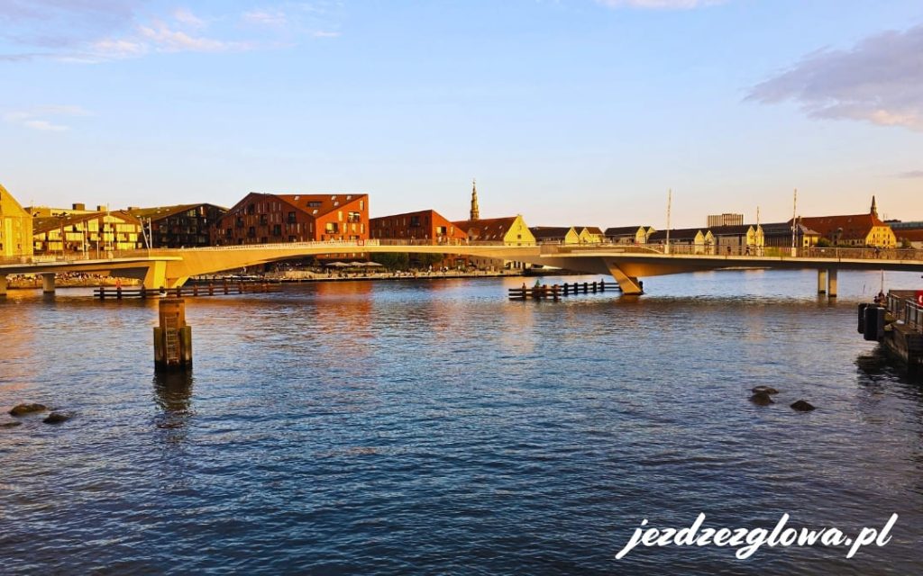 Most Inderhavnsbroen łączący Nyhavn i Christianshavn w Kopenhadze