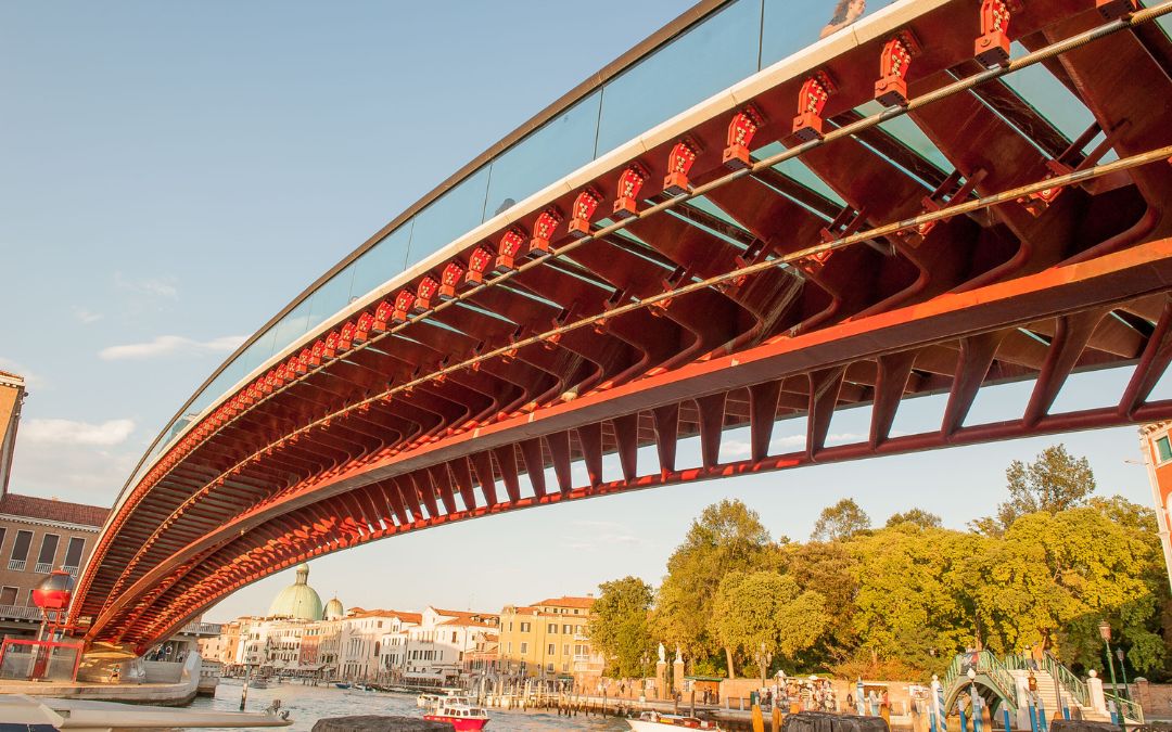 Most Ponte della Costituzione w Wenecji widziany od dołu, z charakterystyczną czerwoną konstrukcją nad kanałem