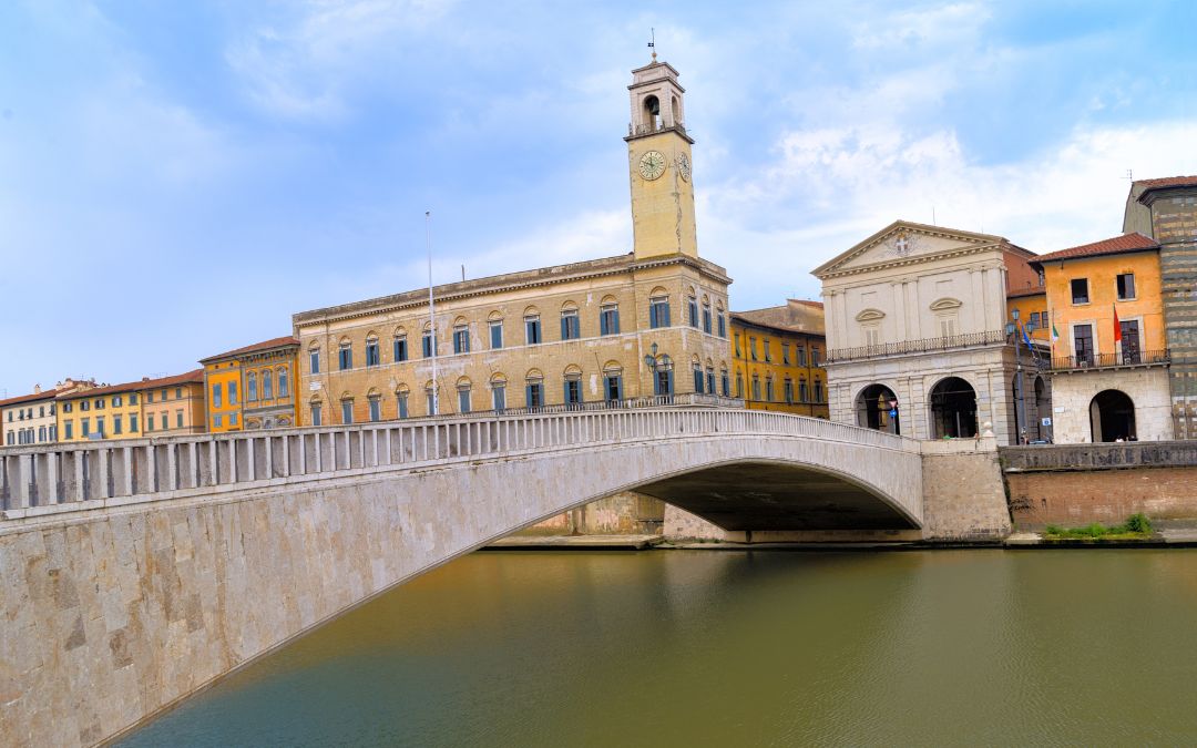 Most Ponte di Mezzo nad rzeką Arno w Pizie we Włoszech
