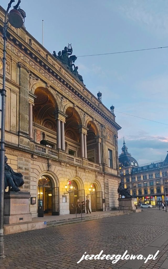 Narodowy teatr Danii na placu Kongens Nytorv w Kopenhadz