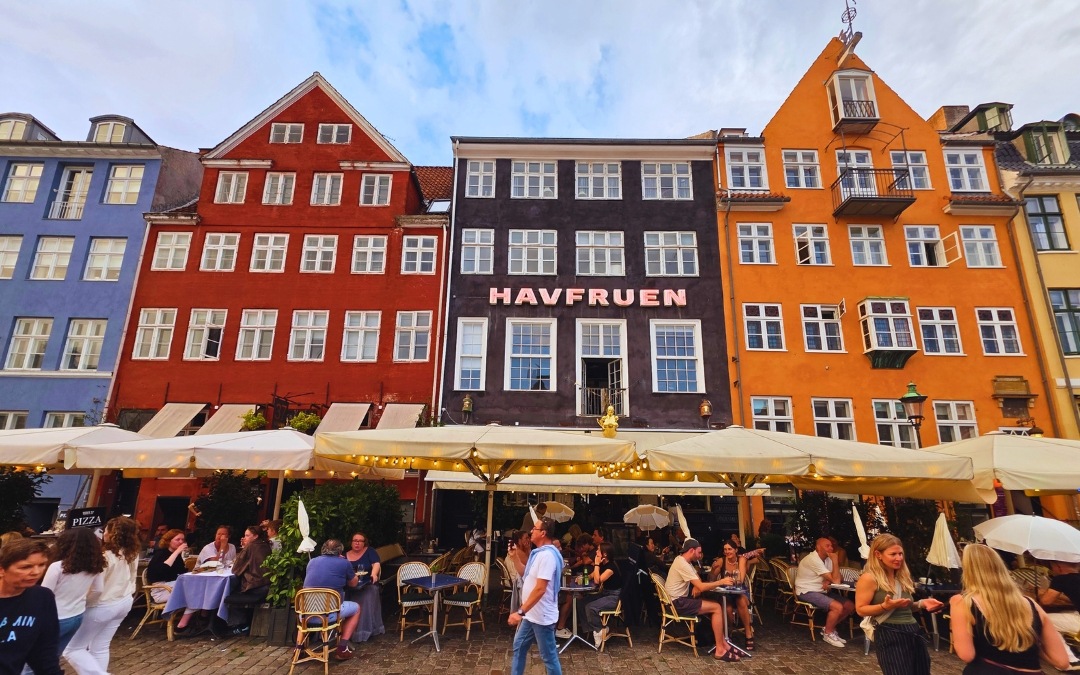 Nyhavn w Kopenhadze – restauracja Havfruen i pastelowe fasady kamienic