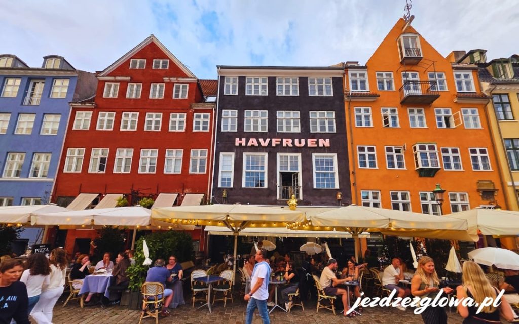 Nyhavn w Kopenhadze – restauracja Havfruen i pastelowe fasady kamienic