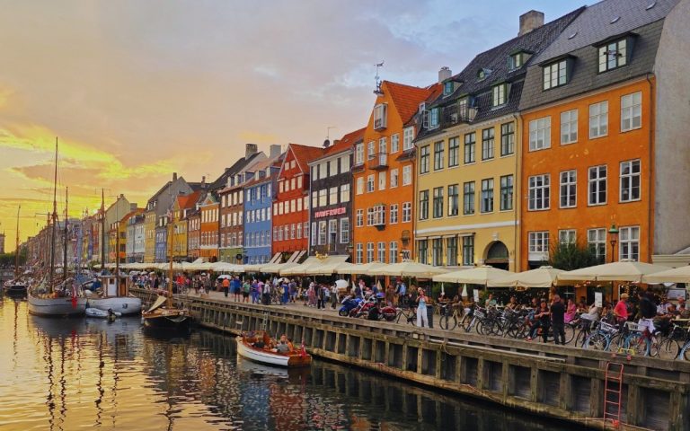 Nyhavn – tętniące życiem nabrzeże w Kopenhadze w złotym świetle