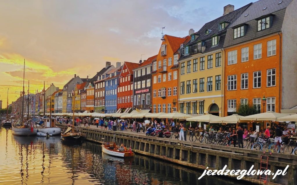 Nyhavn – tętniące życiem nabrzeże w Kopenhadze w złotym świetle