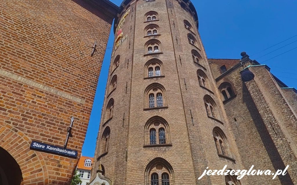 Okrągła Wieża widziana z ulicy - Rundetarn w Kopenhadze