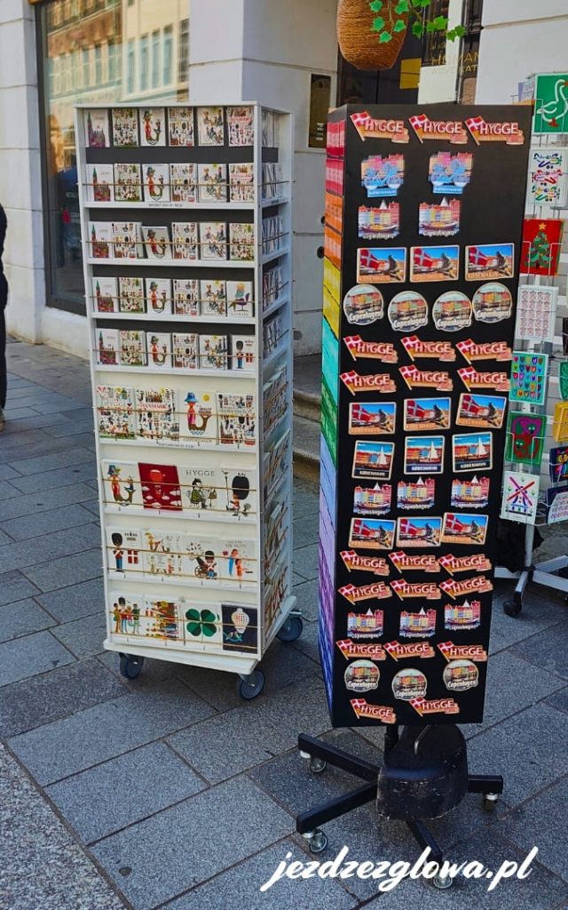 Pamiątki z Kopenhagi przed sklepem