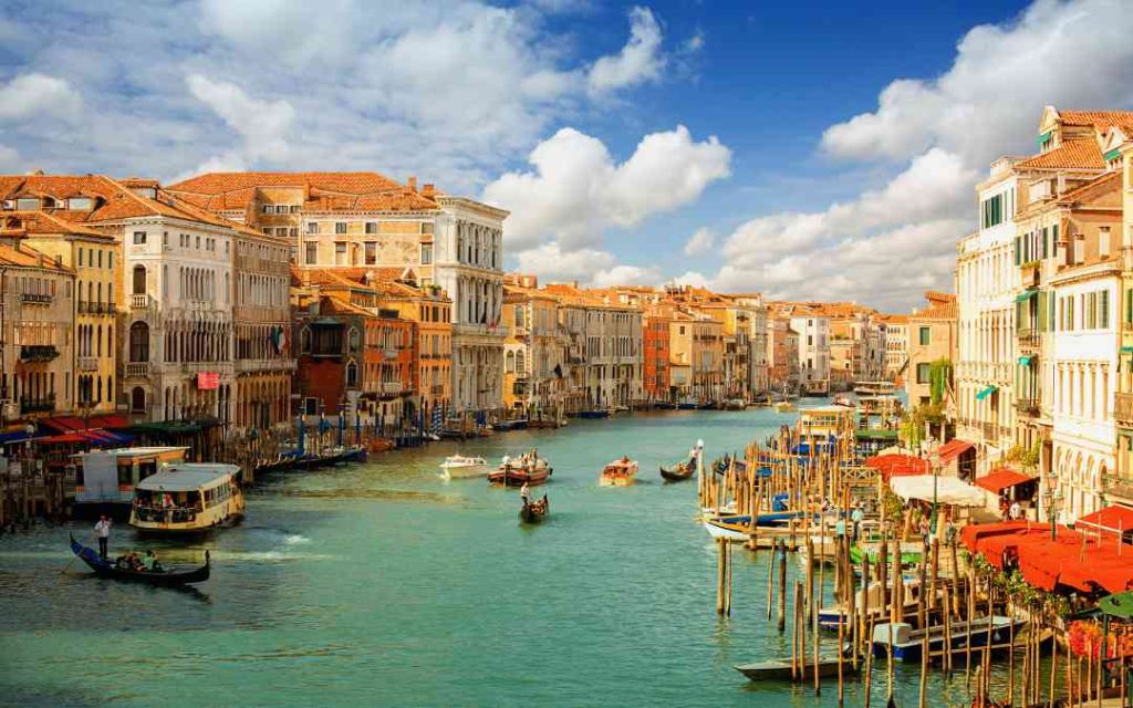 Panorama Canal Grande w Wenecji z gondolami, vaporetto i kolorowymi kamienicami