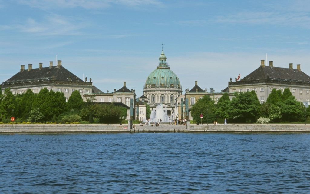 Panorama pałacu Amalienborg w Kopenhadze z widokiem na kopułę Marmurowego Kościoła