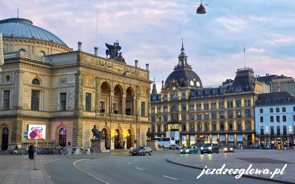 Plac Kongens Nytorv w Kopenhadze z widokiem na Królewski Teatr