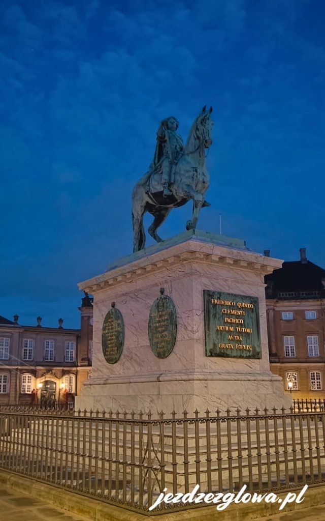Pomnik Fryderyka V na placu Amalienborg w Kopenhadze