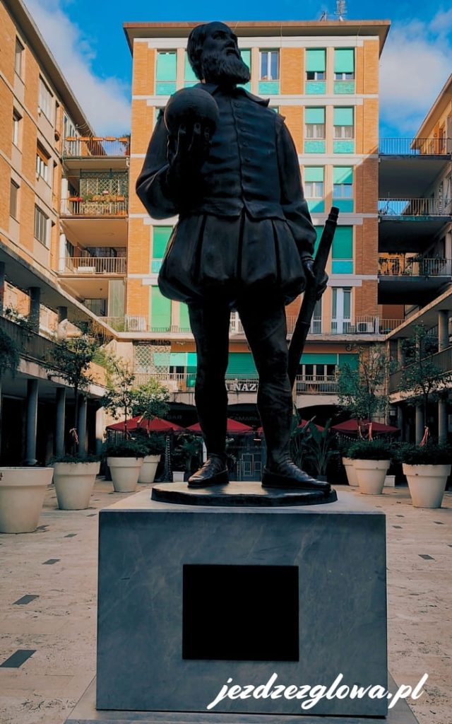 Posąg Galileo Galilei w Pizie