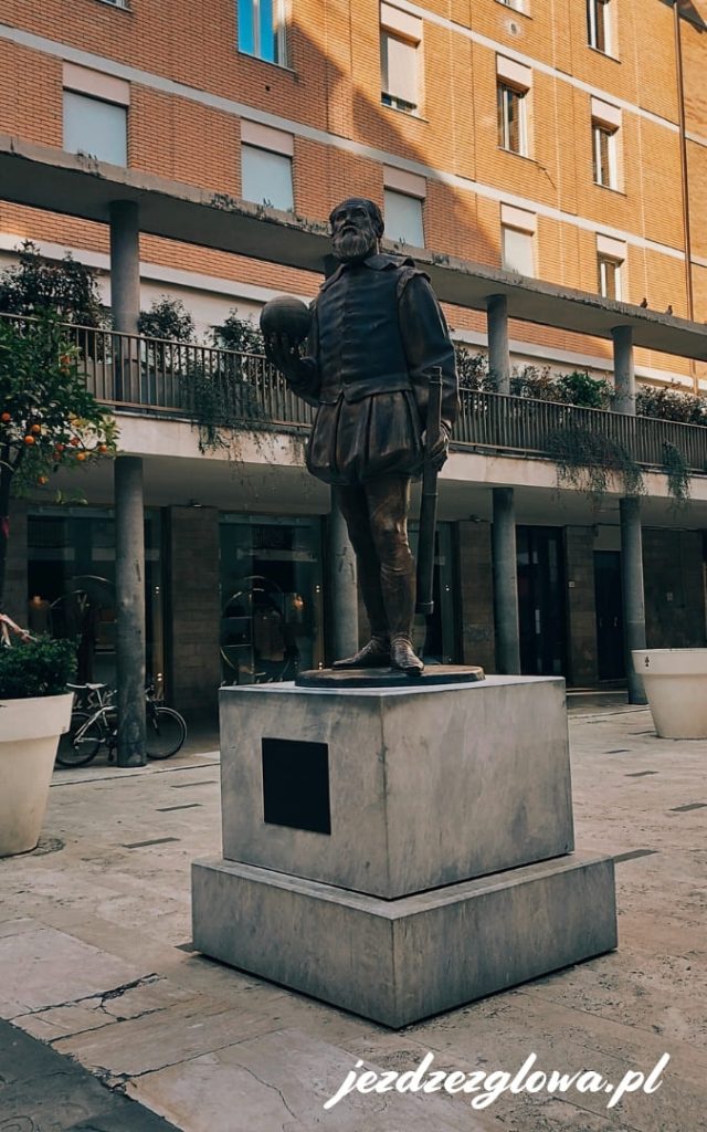 Posąg Galileusza Galilei (Galileo Galilei) w Pizie